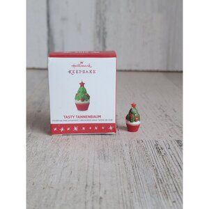 Hallmark Tasty Tannenbaum mini ornament Xmas cupcake